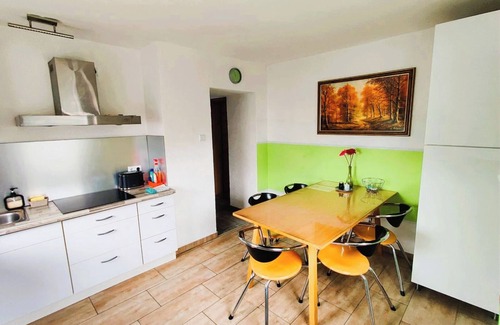Laupheim House | Spacious holiday home with 2 cozy apartments – space for up to 12 people.