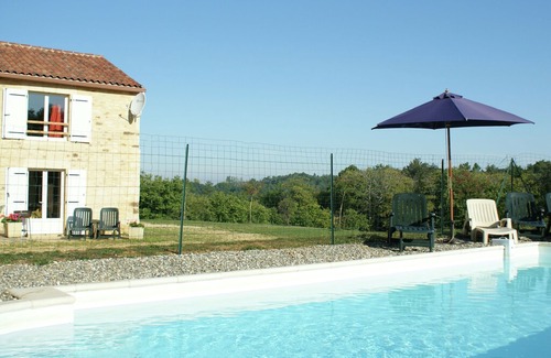 Loubejac House | Spacious Holiday Home with Private Swimming Pool in Loubejac
