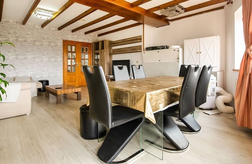 Ames House | Spacious holiday home in Santiago de Compostela with pool