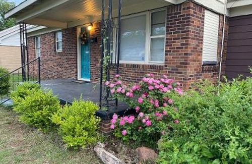 Lawton House | Spacious Home 1 mile to Post - Corner Grocery