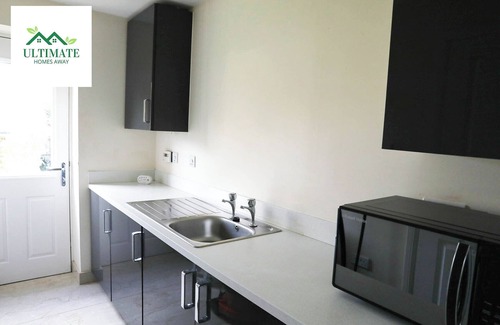 Sindlesham House | Spacious home | 3 Bedrooms + 3 bathrooms dedicated office & parking close to M4n
