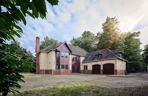 Wolverhampton House | Spacious home 4 large families, contractors welcome