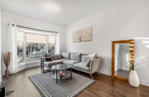 Pointe Claire Villa | Spacious Home! 5 King Beds, 1 Queen, Modern Luxury, Free Parking