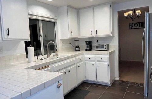 Corona House | Spacious home. BBQ grill, firepit & pool table