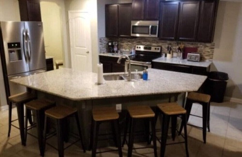 Southside House | Spacious home for a family getaway to San Antonio. Close to everything!