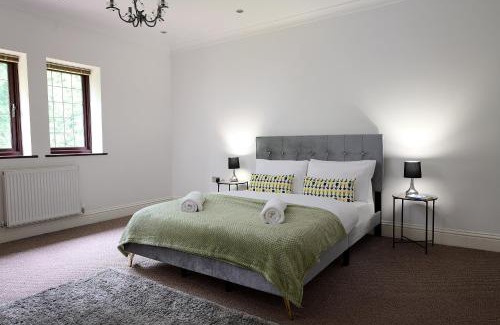 Wolverhampton House | Spacious Home for Large Families and Contractors