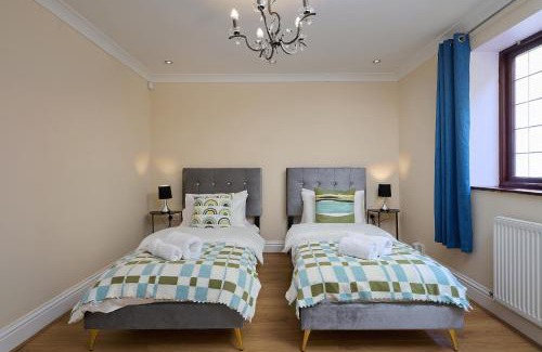 Wolverhampton House | Spacious Home for Large Families and Contractors