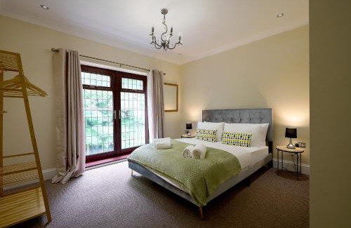Wolverhampton House | Spacious Home for Large Families and Contractors
