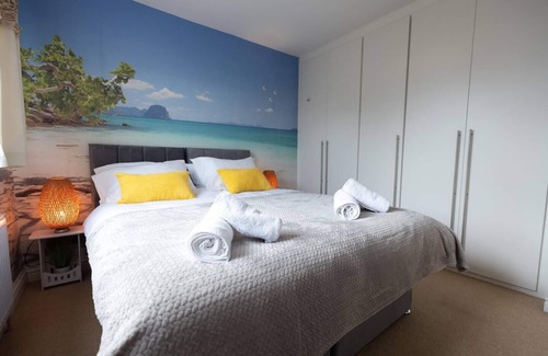 St Ives House | Spacious Home - Free Parking CCTV - Pro's & Families