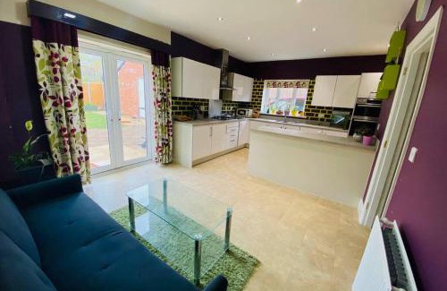 Sherborne St. John House | Spacious home for contractors and families