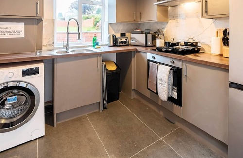 Rushmoor District House | Spacious Home, Groups & Contractors | FREE Parking