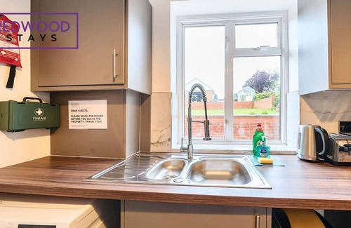 Rushmoor District House | Spacious Home, Groups & Contractors | FREE Parking