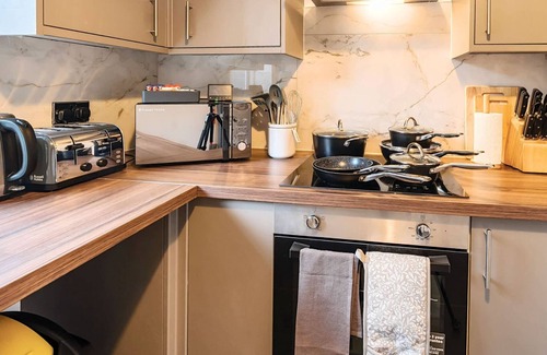 Rushmoor District House | Spacious Home, Groups & Contractors | FREE Parking
