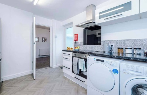 Droylsden House | Spacious Home, Ideal for Business Stays, Sleeps 9!
