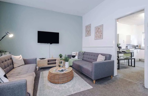 Droylsden House | Spacious Home, Ideal for Contractors, Sleeps 7!
