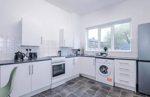 Droylsden House | Spacious Home, Ideal for Contractors, Sleeps 7!