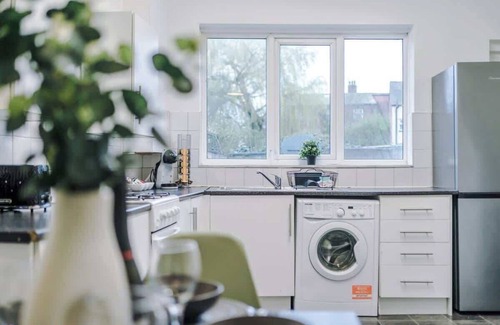 Droylsden House | Spacious Home, Ideal for Contractors, Sleeps 7!