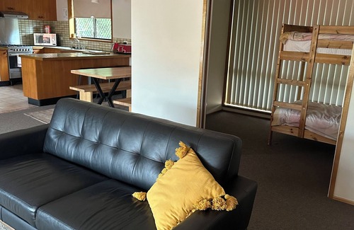 Corowa House | Spacious home in Corowa’s best street right across from the Murray/pet-friendly!