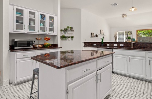 Southland Oaks House | Spacious Home in Deep South Austin - perfect for families!