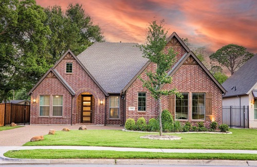 Arlington House | Spacious Home in Great Location: Hot Tub, Putting Green & Game Room 4 Full Baths
