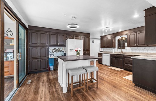 Green Bay House | Spacious home in Green Bay with hot tub, fireplace & fitness room