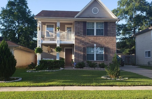 Kingwood House | Spacious home in Houston near the airport, shopping mall, restaurants, and more.