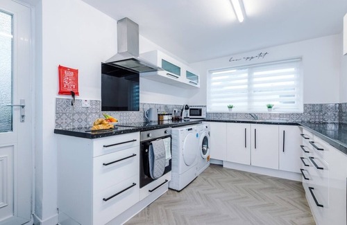 Droylsden House | Spacious Home in Manchester, Ideal for Business & Groups, Sleeps 9!