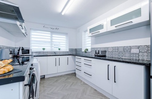 Droylsden House | Spacious Home in Manchester, Ideal for Business & Groups, Sleeps 9!