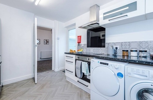 Droylsden House | Spacious Home in Manchester, Ideal for Business & Groups, Sleeps 9!