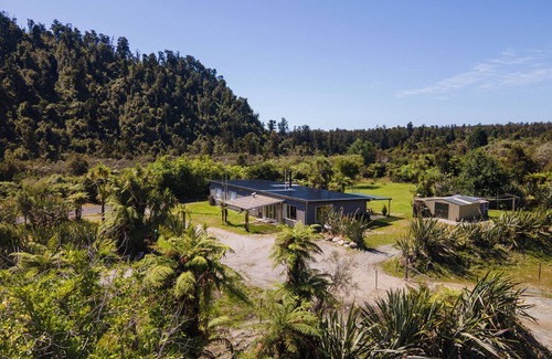 Okarito House | Spacious home in Okarito Brown Kiwi sanctuary, 15min drive to Glacier & Beach