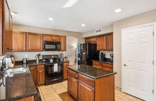 Glendale House | Spacious Home in Prime Location | Pool, Spa, Games