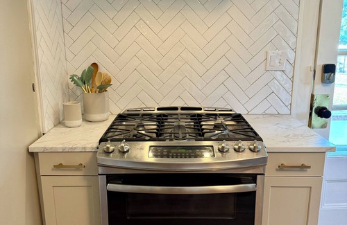 Red Bank House | Spacious home in Red Bank; great for groups. 15 mins to Sandy Hook or Sea Bright