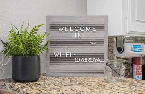 Raisin House | Spacious Home★King Bed★Sanitized⚡️WIFI✔Long Stays!