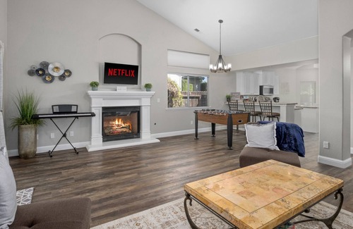 Raisin House | Spacious Home★King Bed★Sanitized⚡️WIFI✔Long Stays!