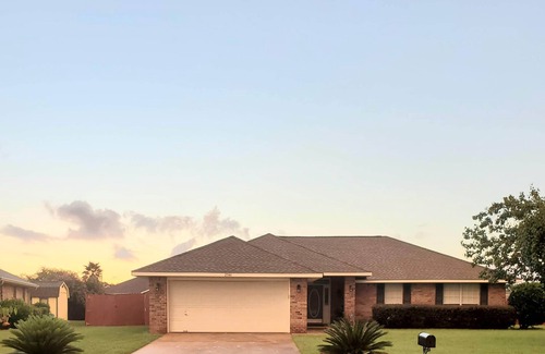 Foley House | Spacious Home, Minutes to Dining and Shopping. Snowbird monthly rate available.