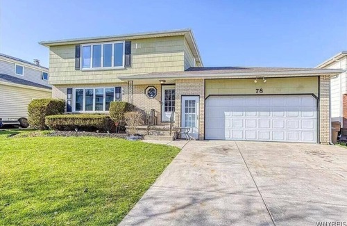 Cheektowaga House | Spacious Home near Buffalo/Bills/Airport/Niagara Falls/Orchard Park Pet friendly