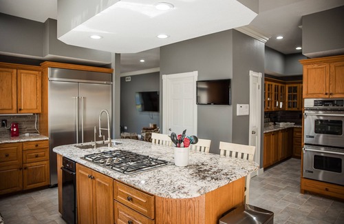 Duquesne House | Spacious Home near MSSU College, Sleeps 21, Games, Cornhole, Large Kitchen