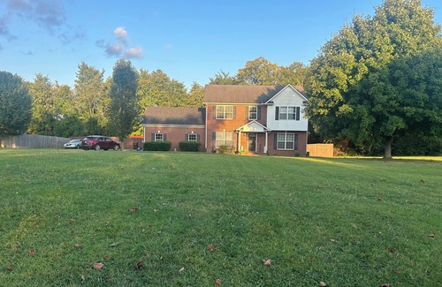 Spring Hill House | Spacious home near grocery store, interstate, etc, but also away from the crowd.