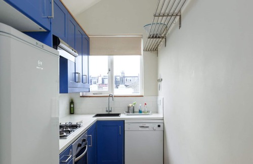 Shaftesbury Apartment | Spacious home off Clapham Common in residential street, 3 x bedrooms, terrace,
