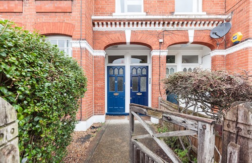 Shaftesbury Apartment | Spacious home off Clapham Common in residential street, 3 x bedrooms, terrace,