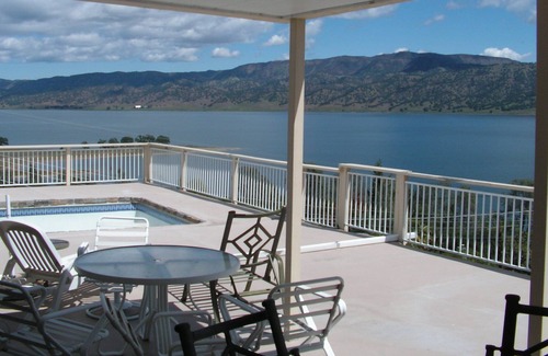 Napa House | Spacious Home Overlooking Lake Berryessa