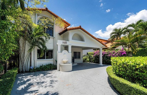 Little Havana House | Spacious Home, Pool, Billiards, BBQ, Near Coral Gables, Brickell, Little Havana