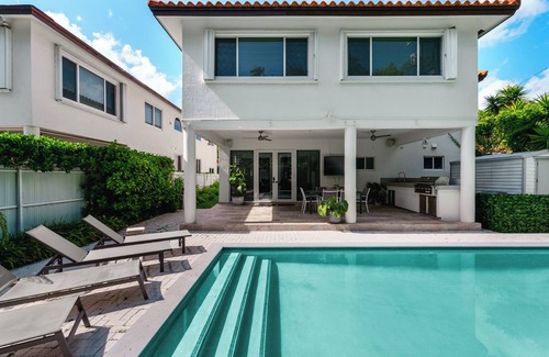 Little Havana House | Spacious Home, Pool, Billiards, BBQ, Near Coral Gables, Brickell, Little Havana