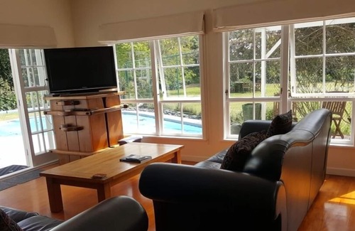 Pongakawa House | Spacious home, swimming pool, tennis, Old Forest School Wedding Venue accom.