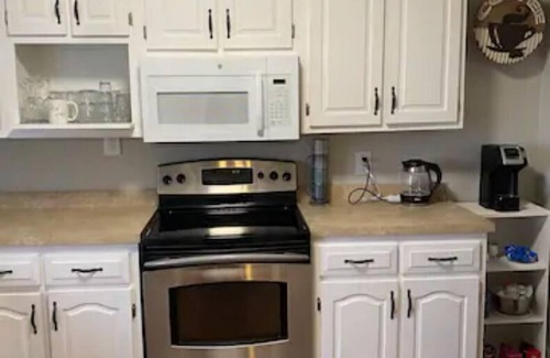 Richmond House | Spacious Home - Sleeps 8 Fire-pit 1 Block to EKU & Downtown, 2 Miles to I-75