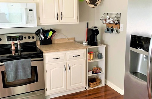 Richmond House | Spacious Home - Sleeps 8 Fire-pit 1 Block to EKU & Downtown, 2 Miles to I-75