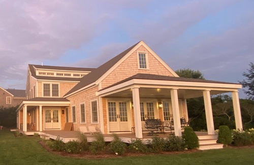 Cliff House | Spacious Home Steps from Beach and Bike Path. One Mile to Town.