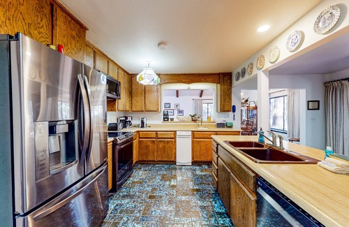 Christmas Valley House | Spacious home lined by trees with wood stove & jetted tub - dog-friendly