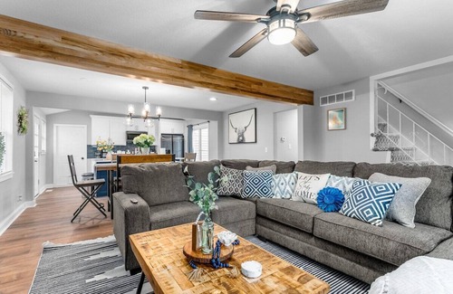 Overland Park House | Spacious Home w/5BR|Heart of OP|Great Location
