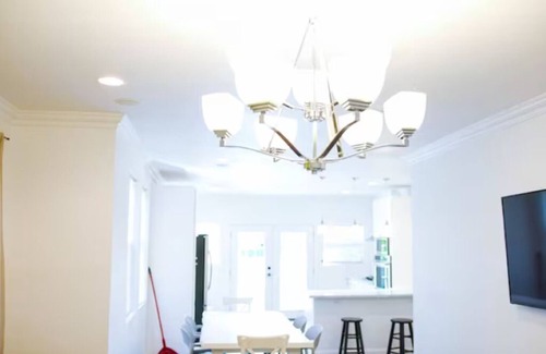 Broadmoor House | 💥SPACIOUS HOME W/BBQ,BASKETBALL HOOP&POOL TABLE♨️
